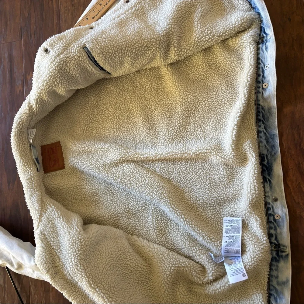 Levi's Light Blue Denim Jacket with Sherpa Lining - Picture 8 of 12